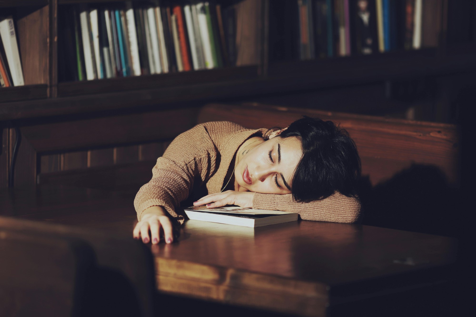 デスクで短い仮眠を取るイメージ