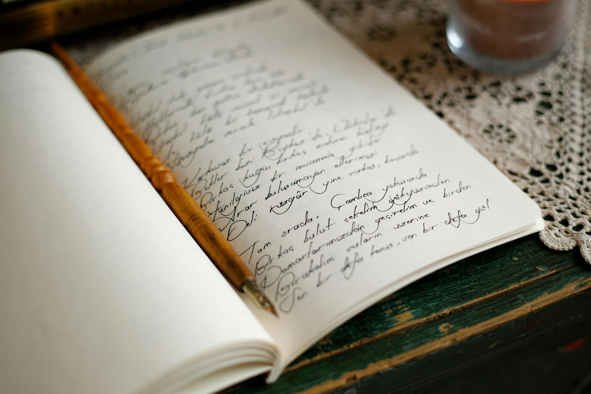 木のペンでノートに手書きするジャーナリングの様子